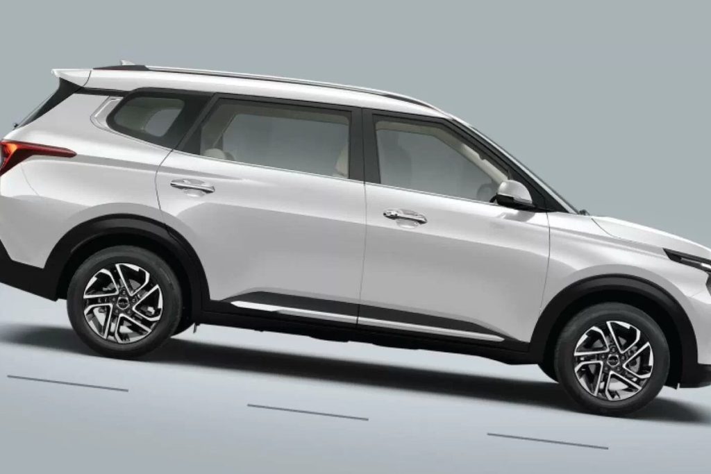 Kia Carens màu trắng nhìn từ bên hông