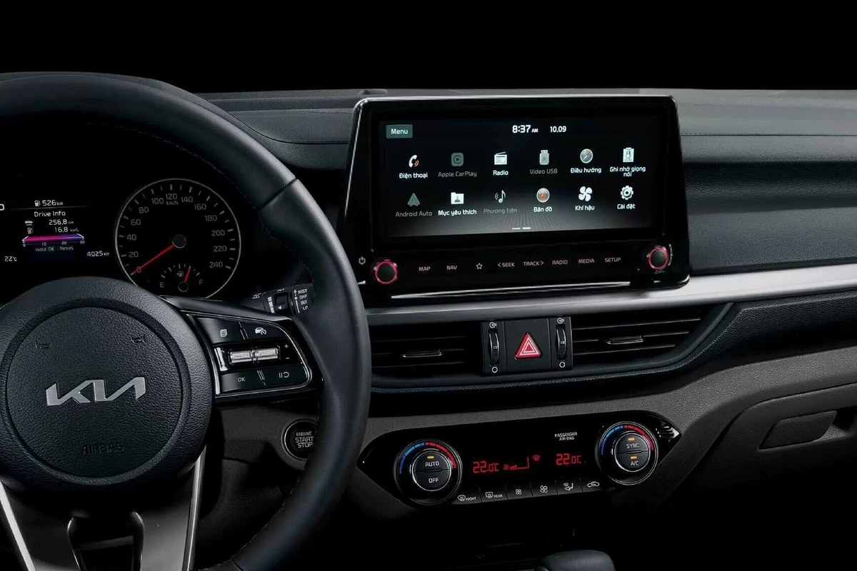 Vô lăng và màn hình giải trí của Kia K3